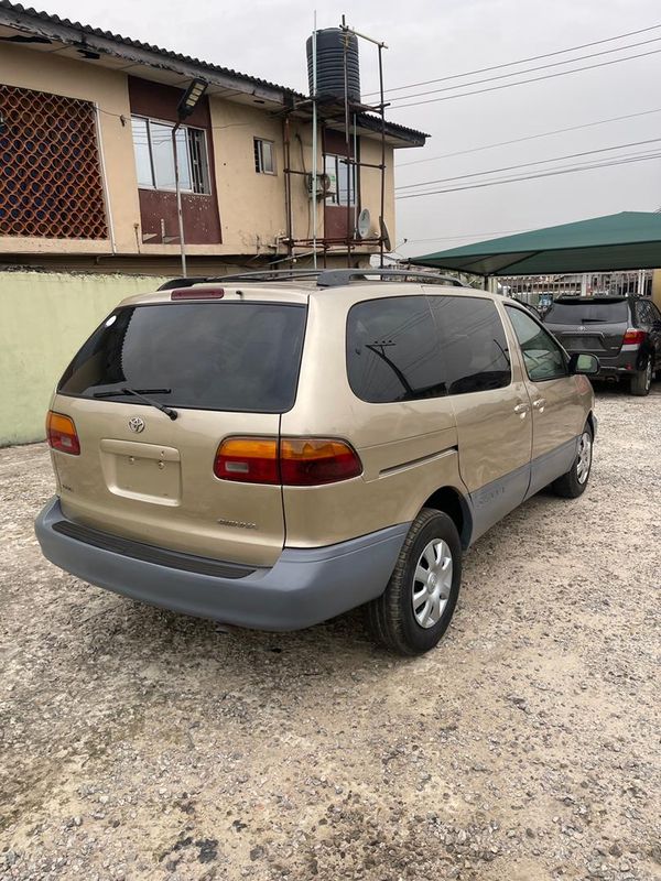 Thumbnail 6 of 2000 Toyota Sienna LE